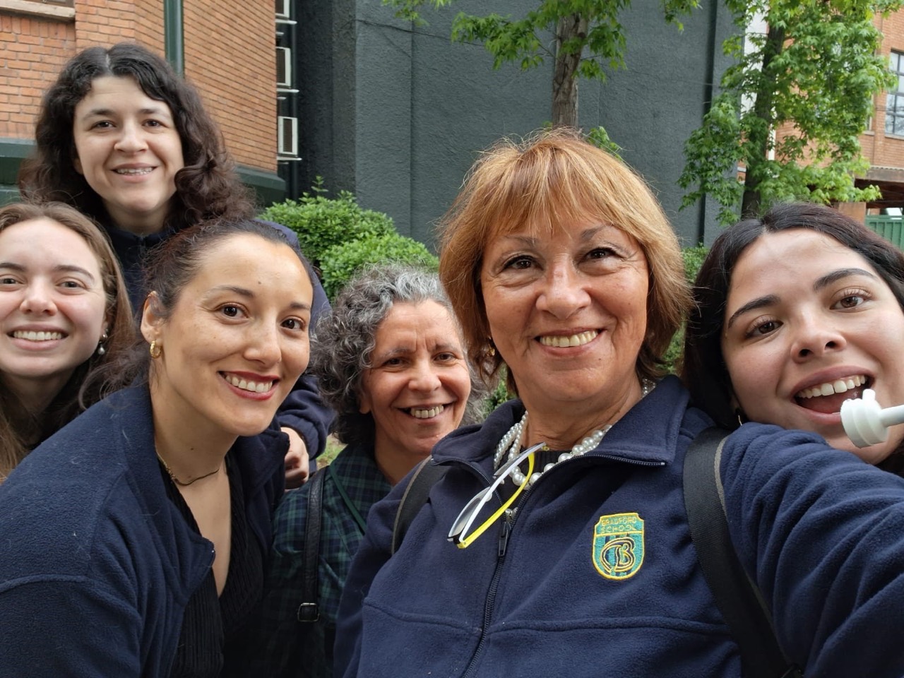Encuentro de trabajadoras frente al colegio