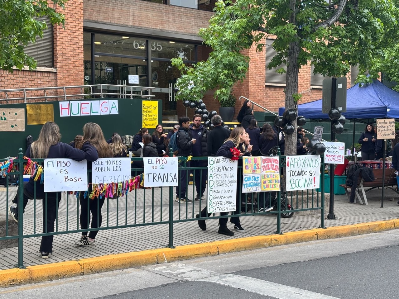 Carteles y participación frente al colegio
