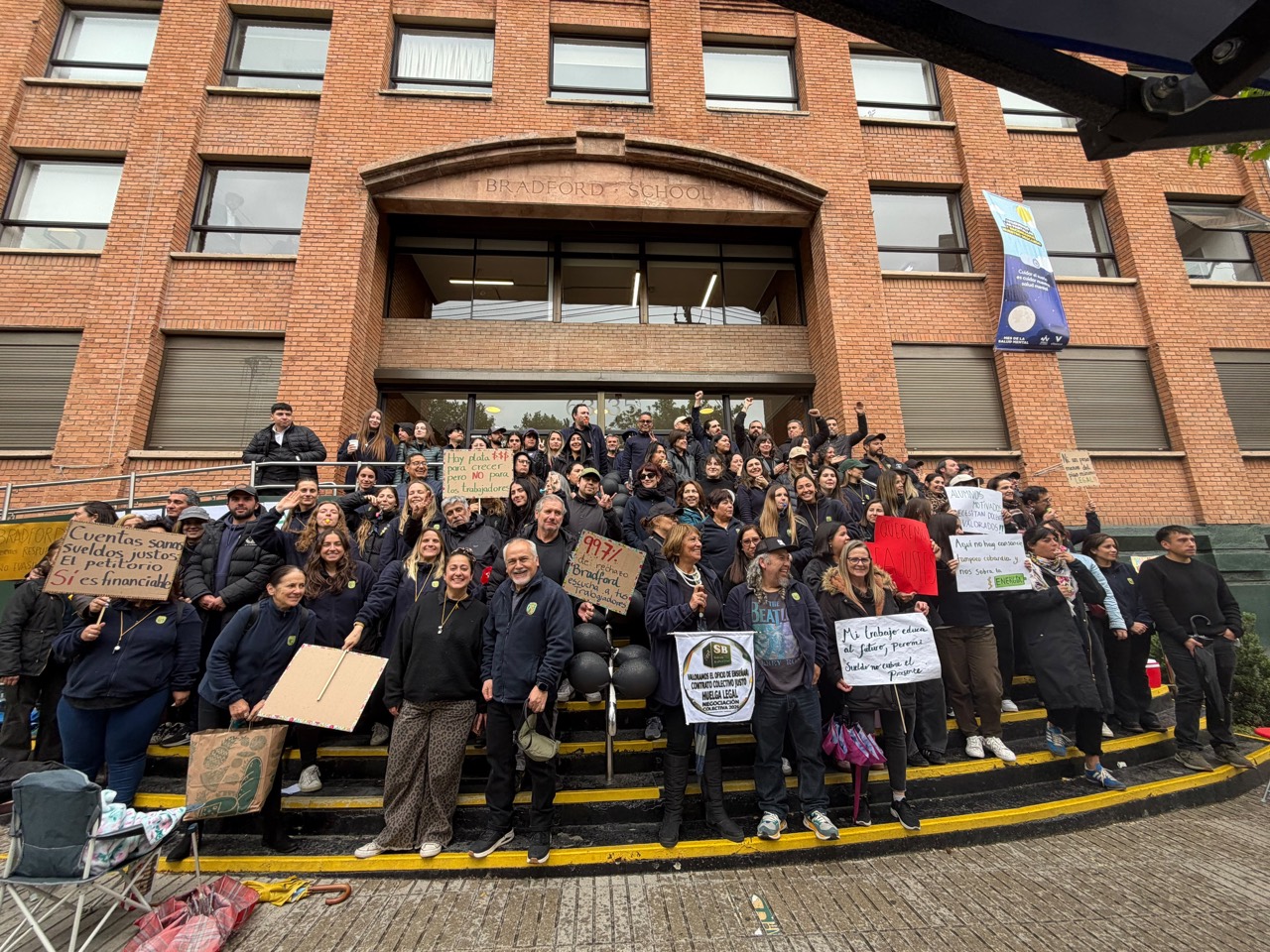 Trabajadores con carteles frente a la entrada