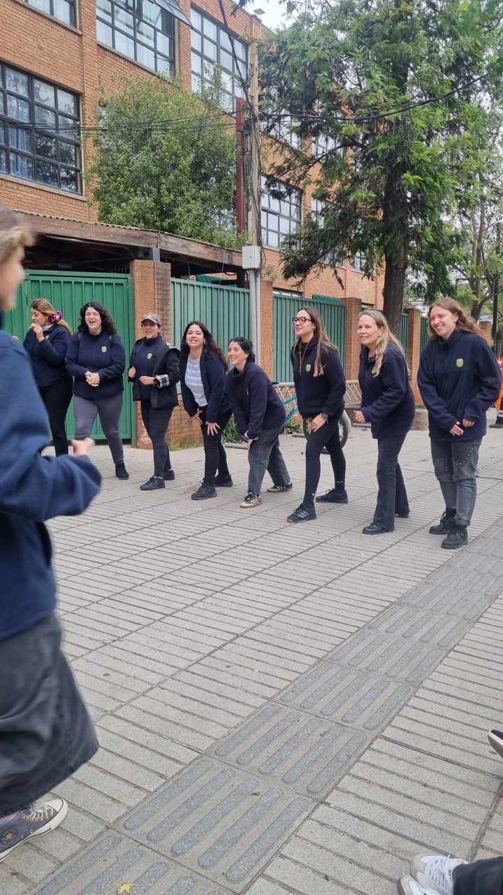 Actividad compartida en la vereda del colegio