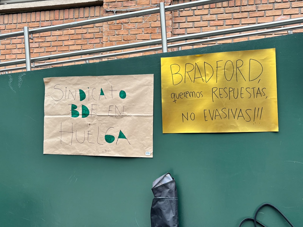 Carteles del sindicato frente al colegio