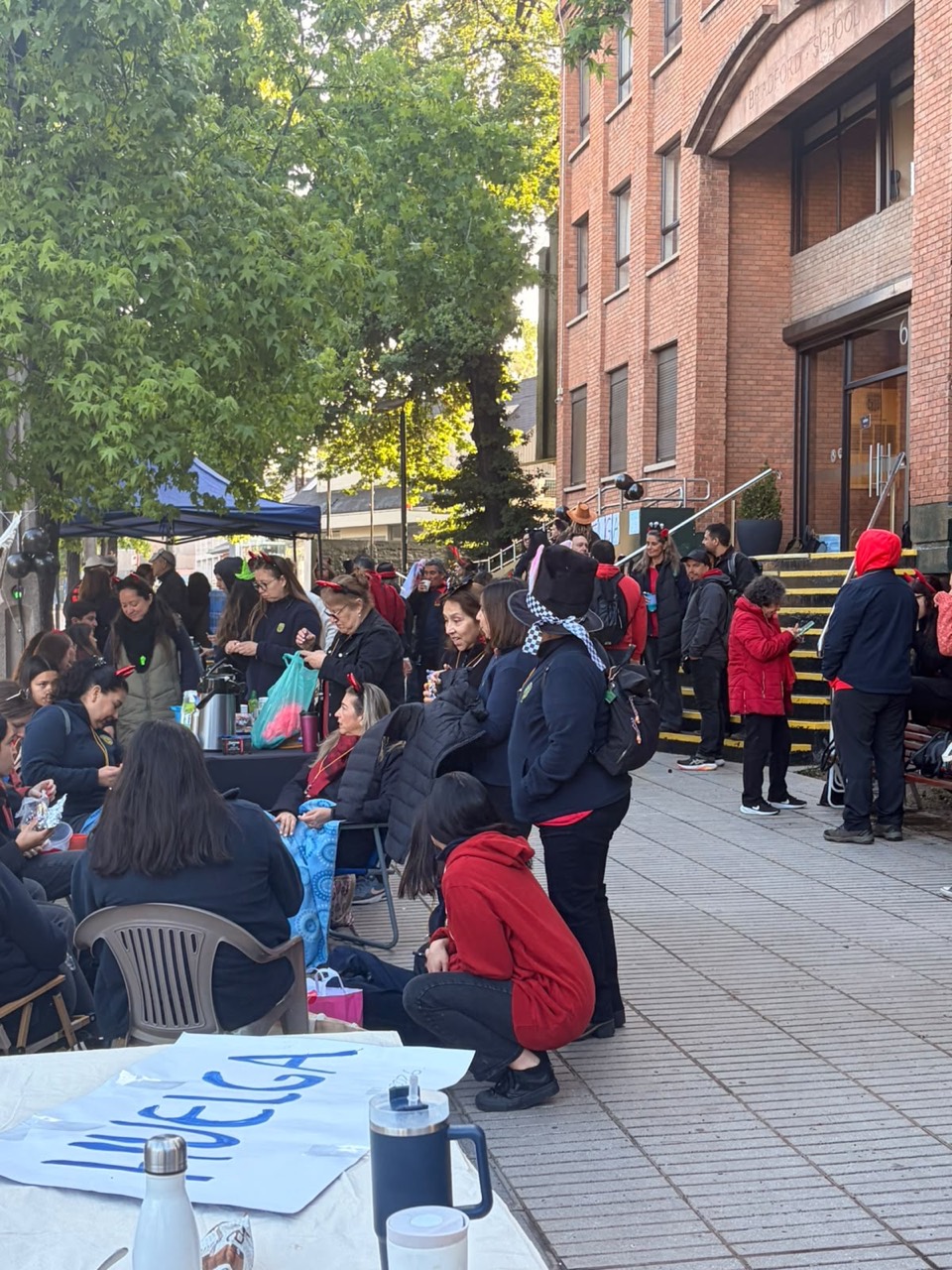 Encuentro en el frontis con prendas rojas y accesorios de Halloween