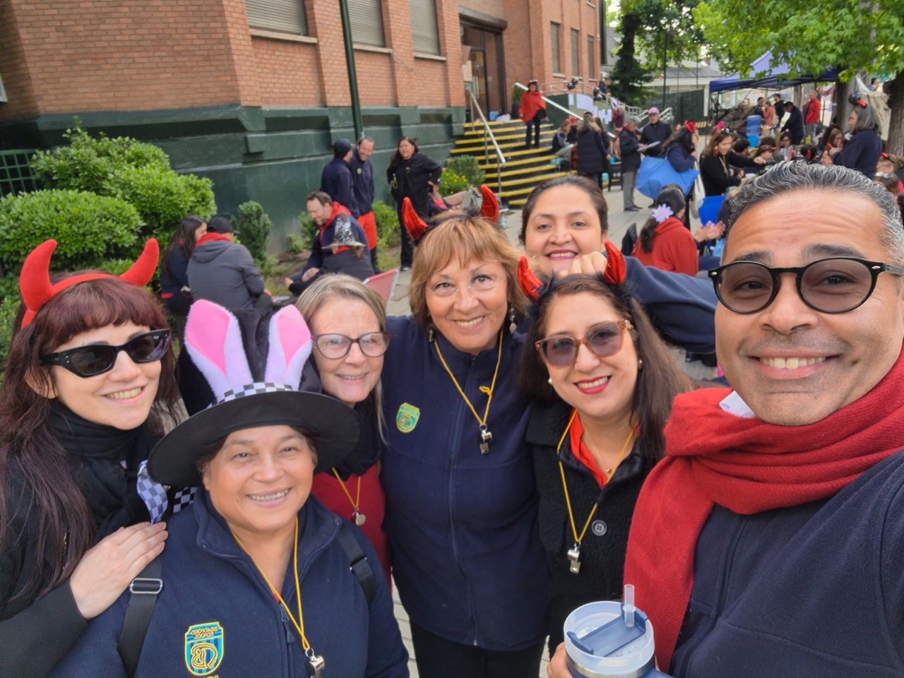 Registro grupal con accesorios de Halloween
