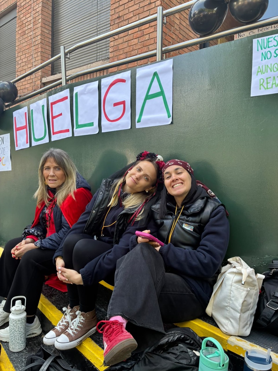 Encuentro en las escaleras junto al cartel de huelga