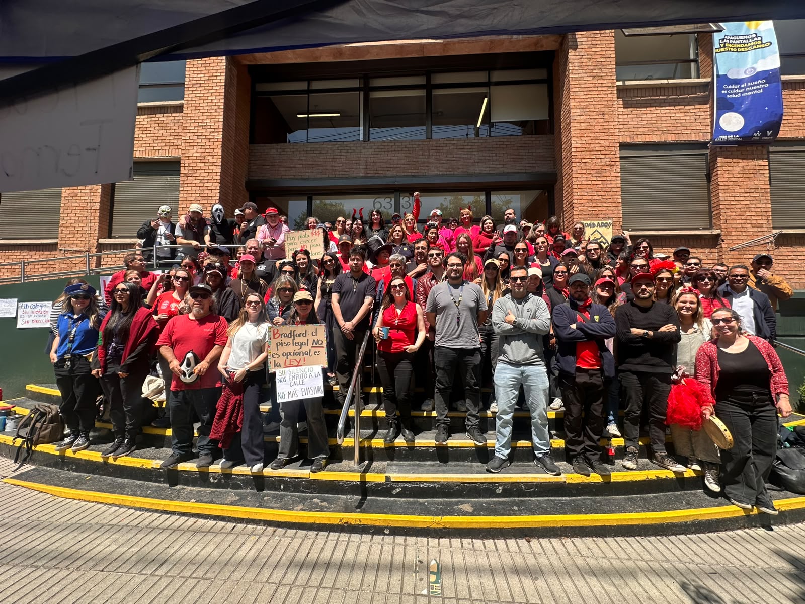 Encuentro colectivo con prendas rojas en las escaleras