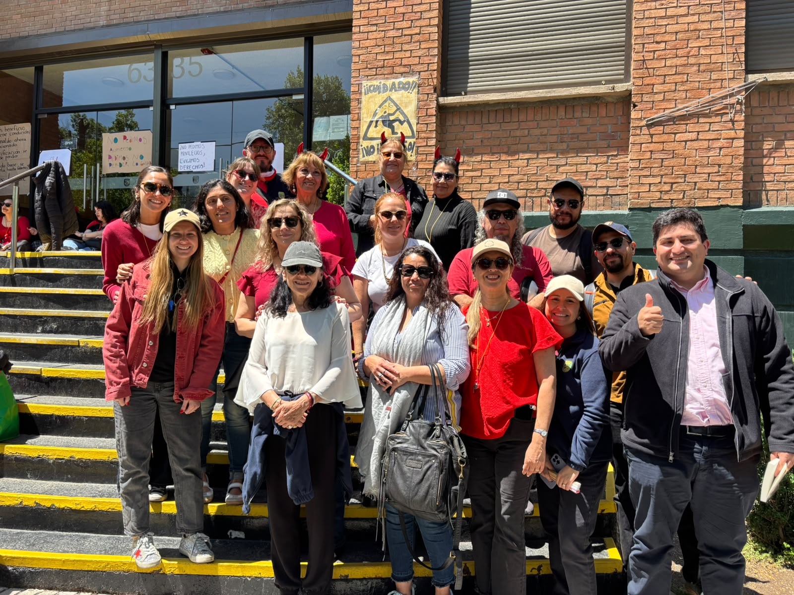 Grupo reunido frente a la entrada de Bradford