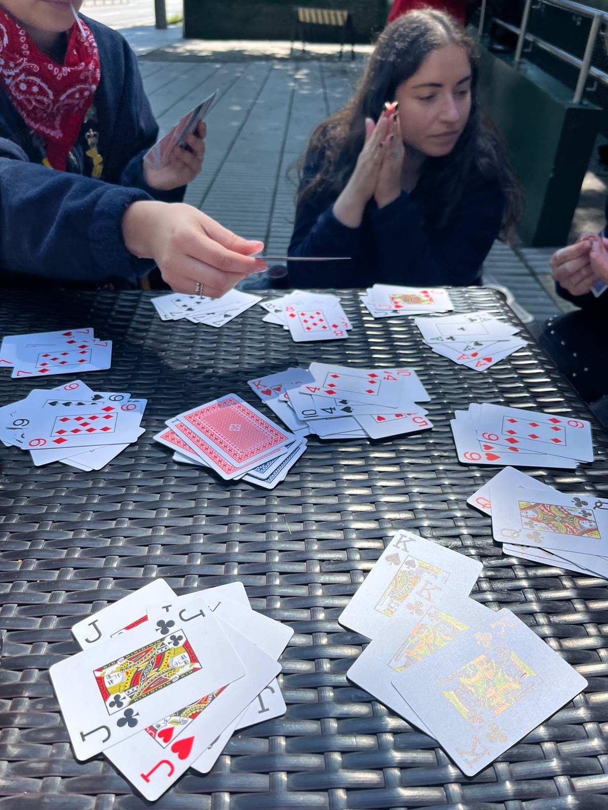 Momento de encuentro y juego de cartas