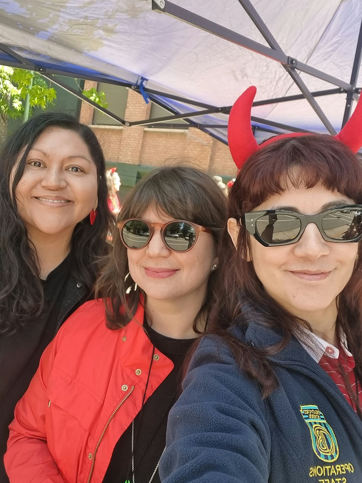 Compañeras bajo el toldo con detalles de Halloween