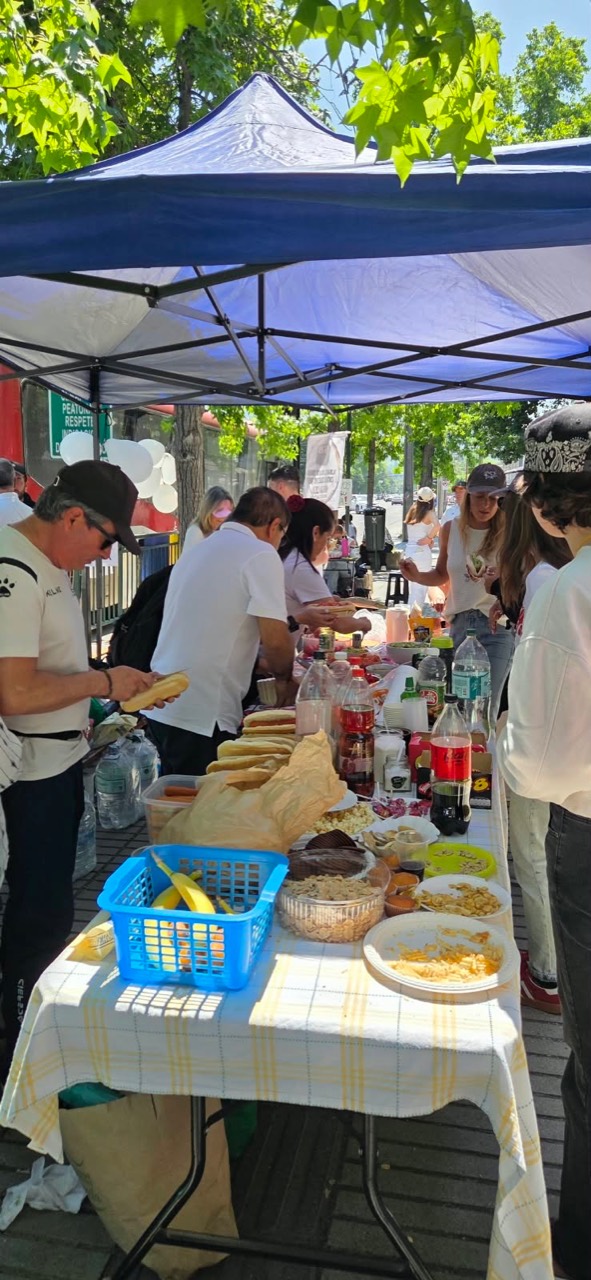 Mesa común organizada bajo los toldos
