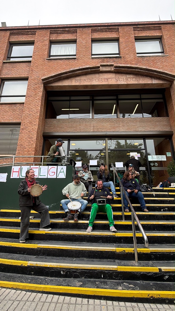 Música y encuentro en las escaleras de Bradford durante el cuarto día de huelga