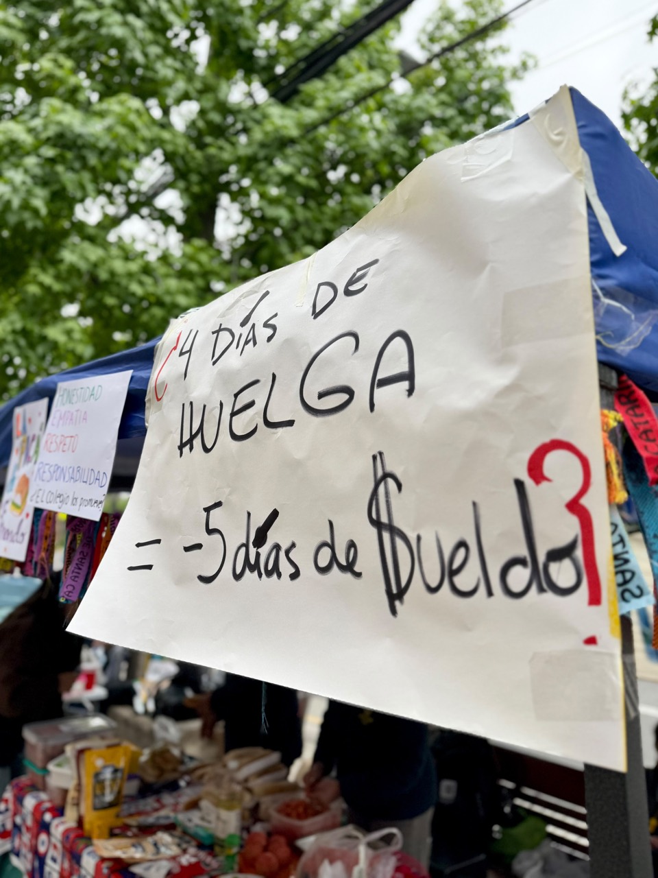 Cartel de la movilización sobre cuatro días de huelga y cinco días de descuento